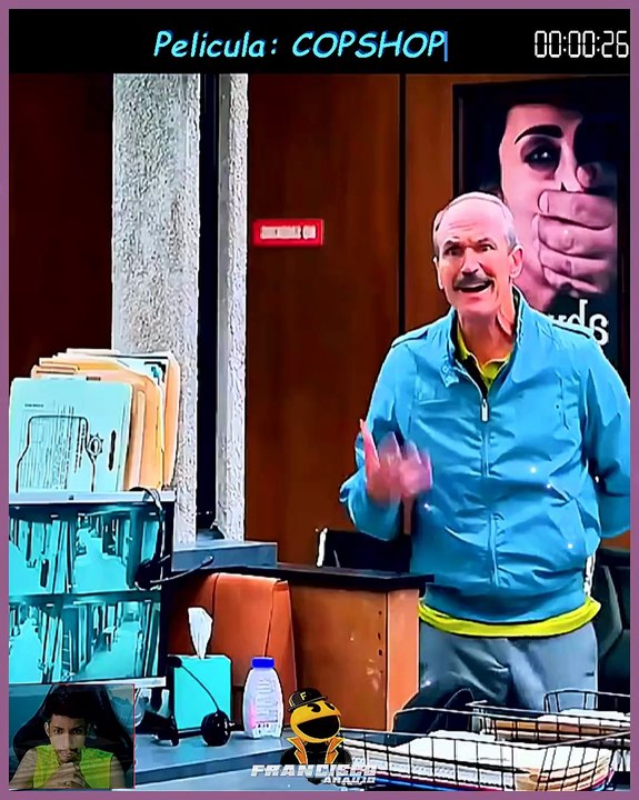El asesino entra a la comisaría y desata el caos total