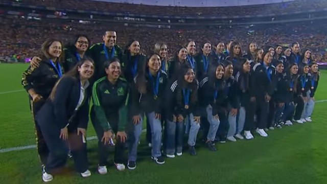 Selección Mexicana Sub-17 Femenil recibe reconocimiento por su tercer lugar en el Mundial en medio de la gran final entre Tigres y América