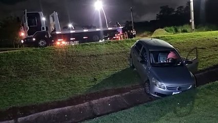 Gol atravessa canteiro e cai em valeta na marginal da BR-277 em Cascavel