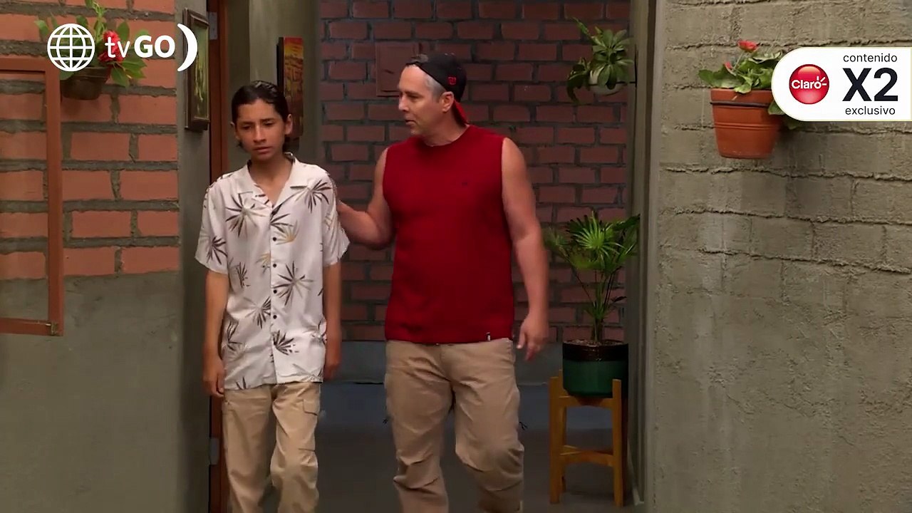 Tito le enseña a Oto sus mejores técnicas para conquistar a una chica