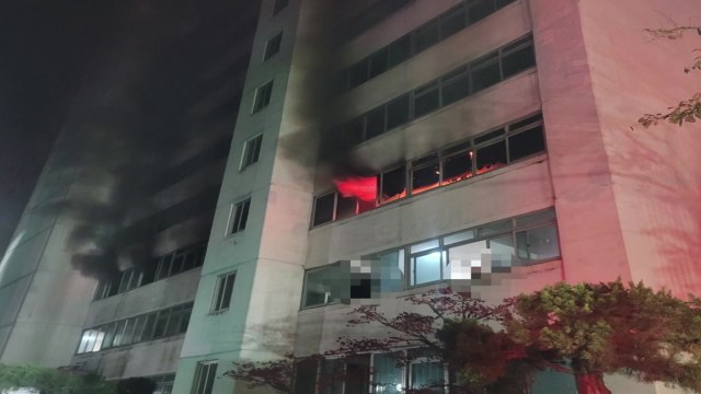 대구 중구 아파트에 화재...5명 부상 / YTN