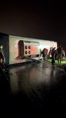 Ônibus de viagem capota após colisão com caminhão e deixa 23 feridos no DF