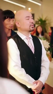 [Complete] The fiancé, surrounded by others, demands that she remain chaste, but she refuses to adhere to the rules of high society. Instead, she turns to a young male model, enjoying a passionate relationship with him. Later, she boldly appears with him