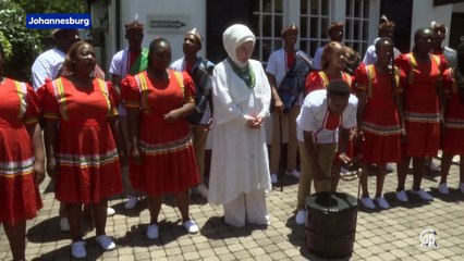Emine Erdoğan Güney Afrika'da Yunus Emre Enstitüsünü ziyaret etti