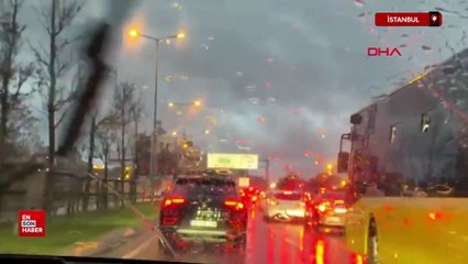 İstanbul'da yağışın etkisi ile trafik yoğunluğu oluştu