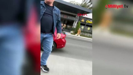 Trafikte dehşet anları! 'Koşarken araca vurdu ve yere düştü'