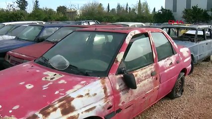 Yediemin otoparkında satılmayı bekliyorlar! Milyonluk araçlar çürümeye terk edildi