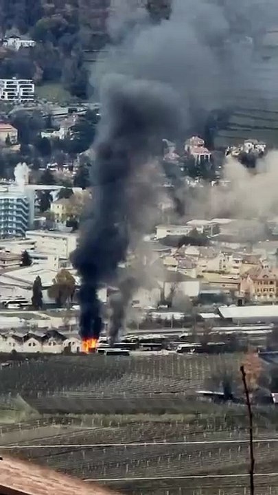 Merano, bus a fuoco