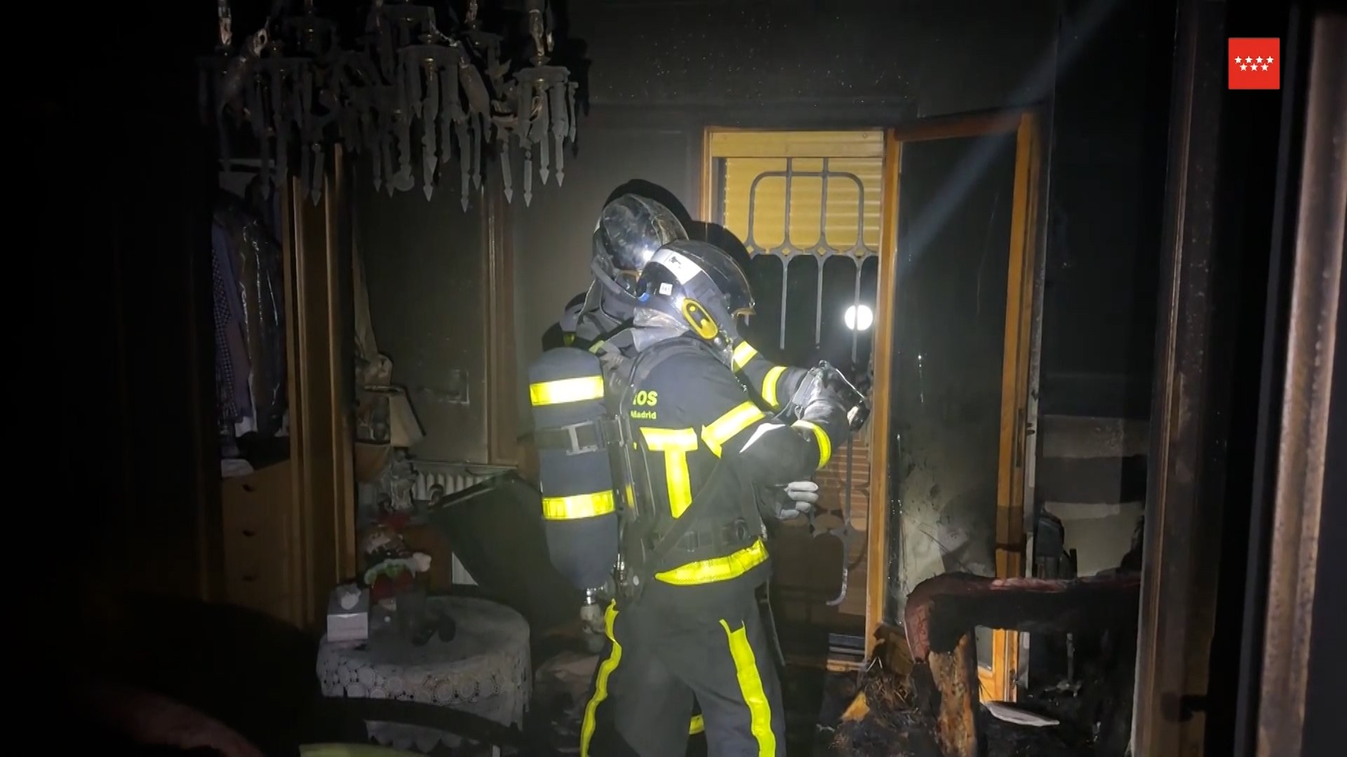 Un hombre de 96 a�os ha fallecido en el incendio de una vivienda en Las Rozas (Madrid), un suceso que tambi�n ha obligado a atender a nueve personas por inhalaci�n de humo, seg�n ha informado el 112 Comunidad de Madrid. Entre los afectados se encuentra una mujer de 50 a�os, cuidadora del fallecido, que tuvo que ser trasladada a un hospital cercano al presentar s�ntomas m�s graves derivados de la exposici�n al humo.

El aviso del incendio se produjo poco antes de las 4:00 horas de la madrugada de este lunes, cuando el centro de emergencias recibi� una llamada alertando de un fuego declarado en un chalet situado en la calle Comunidad Castilla y Le�n, en la localidad madrile�a de Las Rozas. Hasta el lugar se desplazaron r�pidamente varias dotaciones de Bomberos de la Comunidad de Madrid, junto con efectivos de SUMMA 112, Polic�a Local y Guardia Civil.

A su llegada, los bomberos encontraron la vivienda envuelta en una intensa humareda y procedieron a la extinci�n del fuego y a la evacuaci�n de los residentes afectados. Pese a los esfuerzos del equipo sanitario, no fue posible salvar la vida del hombre de 96 a�os. El incendio se encuentra ya controlado y se investigan las causas que pudieron originarlo.