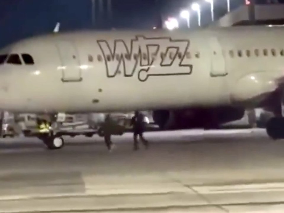 Kölner Flughafen: Verspätete Passagiere stürmen Rollfeld