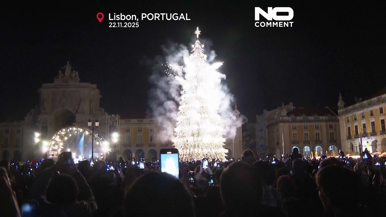 Lissabon läutet die Festzeit mit riesigem Baum und Feuerwerk ein