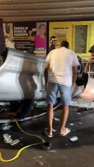 Carro capota e motorista escapa ileso na Durval de Góes Monteiro