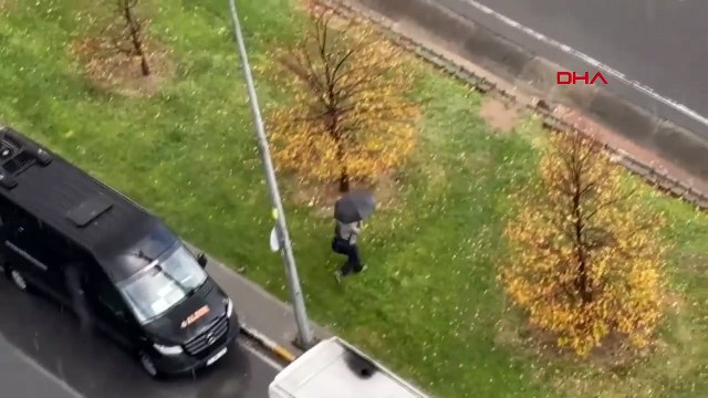 İstanbul’da aniden bastıran dolu yağışı zor anlar yaşattı