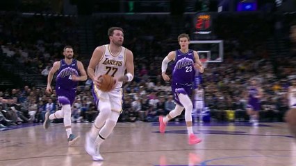 Lakers - Doncic fait un petit pont à Love et réalise un alley-oop