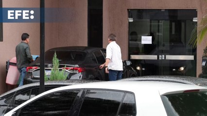 Bolsonaro se deja ver en la comisaría donde está detenido tras recibir la visita de su esposa