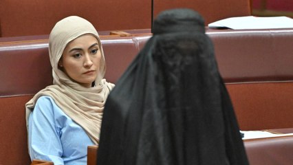 Una senadora de extrema derecha entra en el Parlamento de Australia con un burka