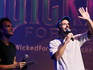 Jonathan Bailey überrascht Fans in Sydney bei "Wicked"-Vorführung