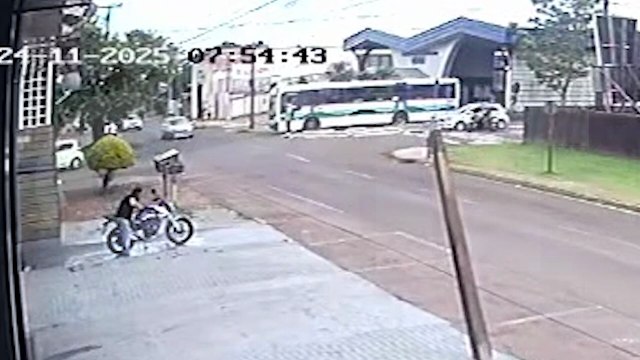 Carro e moto se envolvem em acidente na Rua Maringá, próximo ao Terminal Leste, em Cascavel