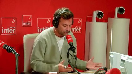 Bertrand Chameroy se moque du livre de Nicolas Sarkozy et de Pascal Praud ce lundi 24 novembre 2025