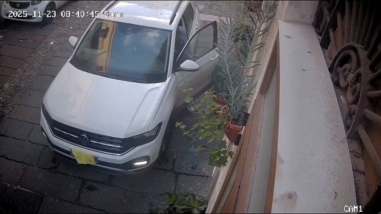 Sassari, copre la targa per rubare un vaso, ma dimentica il freno a mano e deve rincorrere l'auto
