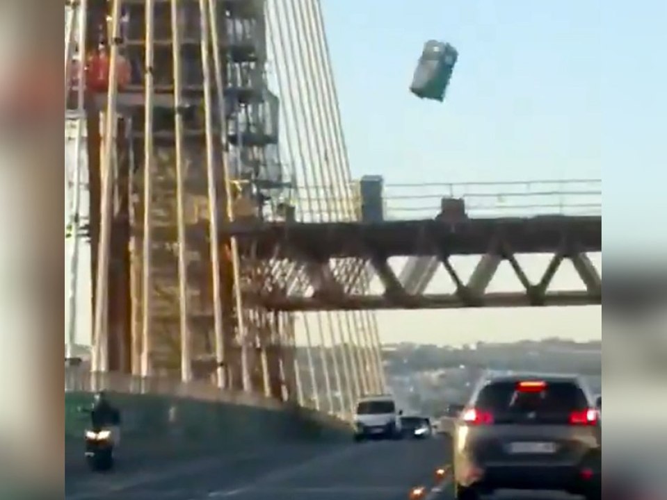 Riesensauerei: plumpsklo fällt von kran auf straße