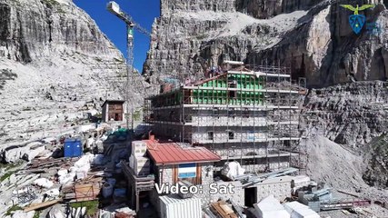 Le spettacolari immagini del rifugio Pedrotti durante i lavori