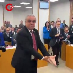 CHP Mersin Milletvekili Hasan Ufuk Çakır, TBMM Plan Bütçe Komisyonunda  partisinin milletvekilleri ve Halk TV’yi protesto etti.