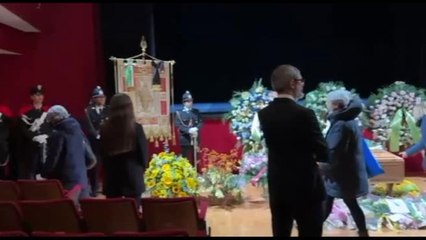 L'ultimo omaggio alla camera ardente di Vanoni, la bara fra i fiori