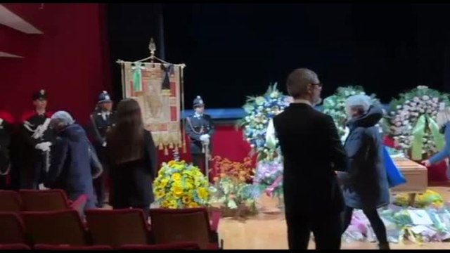 L'ultimo omaggio alla camera ardente di Vanoni, la bara fra i fiori