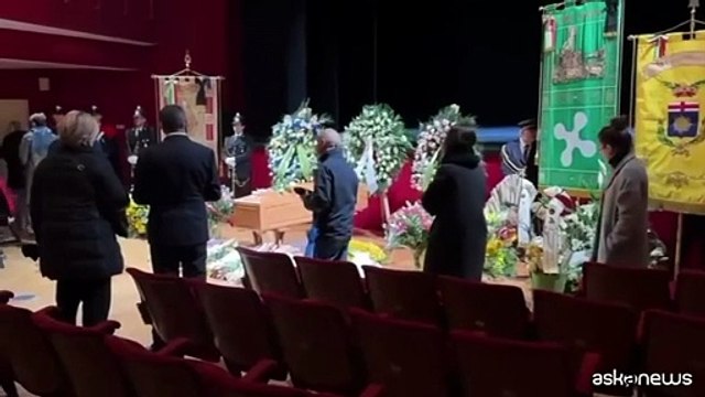 L'ultimo omaggio alla camera ardente di Vanoni, la bara fra i fiori