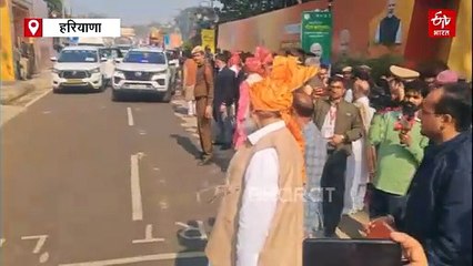 लिफ्ट मांगते रहे हरियाणा के कैबिनेट मंत्री अनिल विज, दन दनाती गुजरती रही गाड़ियां, देखिए वीडियो