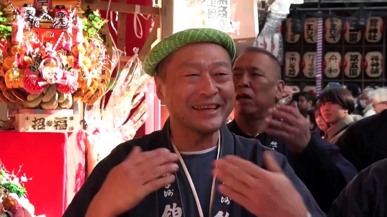 Tokios jahrhundertealtes Tori-no-ichi lockt Besucher zum Ootori-Schrein
