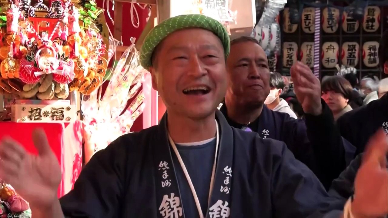 À Tokyo, le festival pluriséculaire Tori-no-ichi attire les visiteurs au sanctuaire Ootori
