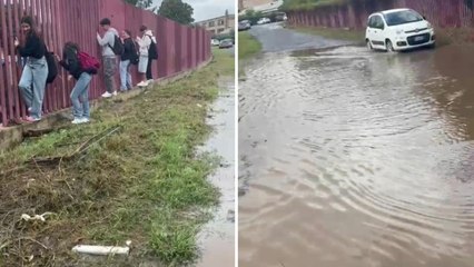 Tacito, la strada per entrare al liceo diventa un fiume: gli alunni si arrampicano in fila indiana sulla cancellata