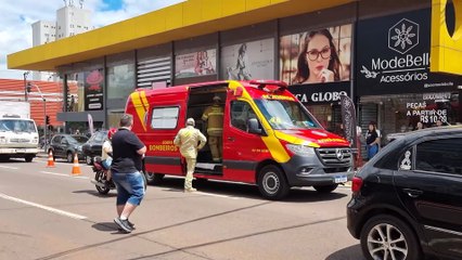 Vítima de atropelamento é socorrida pelo Siate no Centro de Cascavel