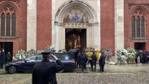 Vanoni, il feretro accolto dagli applausi a Milano