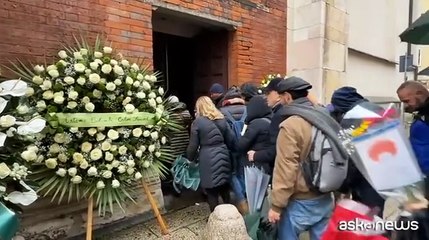 Funerali di Ornella Vanoni: le corone di Mahmood e Maria De Filippi, la fila fuori dalla chiesa