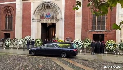 Il lungo applauso per Ornella Vanoni all'arrivo del feretro in chiesa