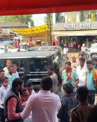 एक असहाय्य आई रस्त्यावर रडत राहिली, आमदाराने वळूनही पाहिलं नाही!