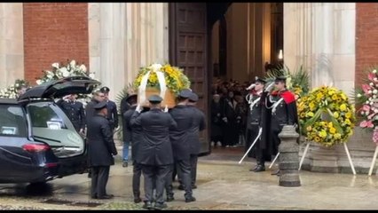 Il lungo applauso per Ornella Vanoni all'arrivo del feretro in chiesa