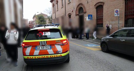 Spray urticante a Ferrara, evacuata una scuola