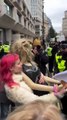 ¡Verídico! Más de 10 policías “arrestan” a un maniquí en plena protesta en Londres (VIDEO)
