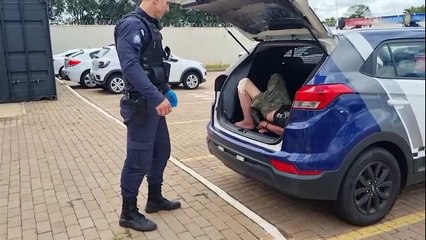 Homem é detido pela GM após atirar pedras em carro na UPA Tancredo