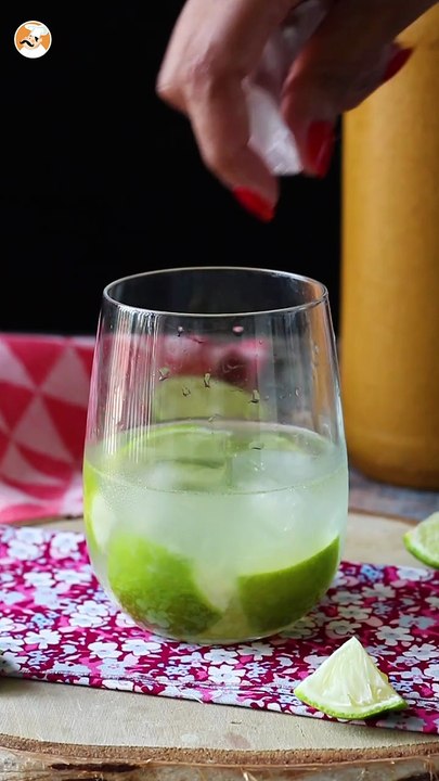 Zitronen-caipirinha: das brasilianische getränk, das man auch ohne cocktailshaker zubereiten kann
