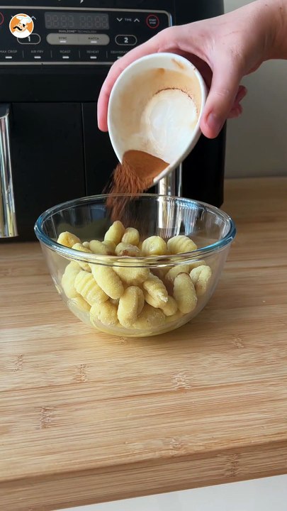 Ñoquis en freidora de aire con salsa de tomates cherry asados y queso feta