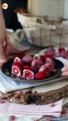 Bombones de frambuesa, chocolate blanco y chocolate ruby al estilo franui