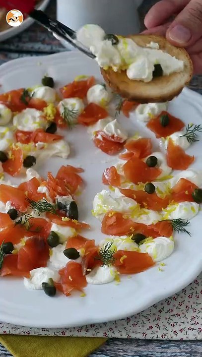 Salmón ahumado con queso, alcaparras y eneldo: un aperitivo para untar tan fácil como elegante