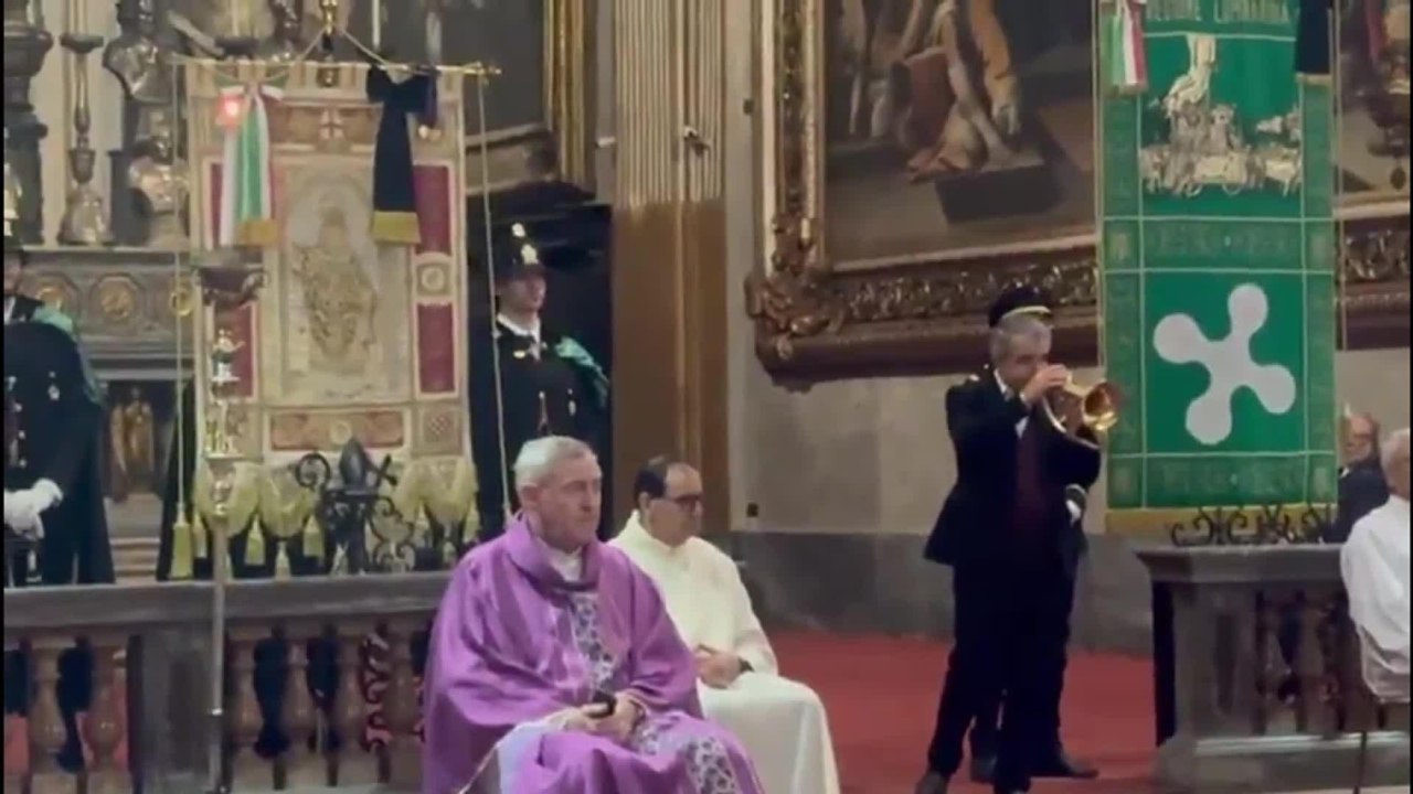 Paolo Fresu suona la tromba al funerale di Ornella Vanoni: «L'appuntamento» emoziona la chiesa di San Marco