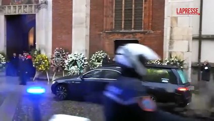 Ornella Vanoni, il feretro arriva nella chiesa di San Marco: ad attenderlo i figlio e i nipoti