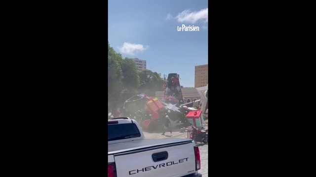 Une grue s’effondre lors du montage d’un sapin de Noël